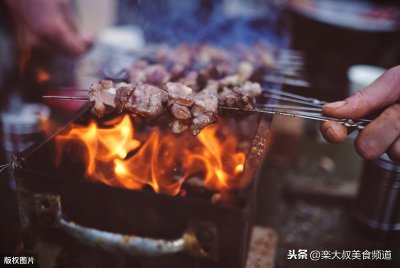 ​广东特色烧烤做法，色泽焦黄，味道微辣鲜香，不腻不膻，肉嫩可口