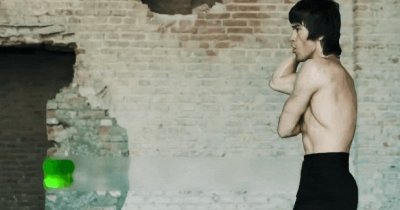 ​阿富汗网红阿巴斯，因为酷似李小龙出名，被极端分子当异教徒针对