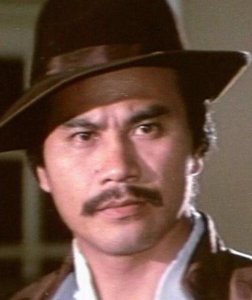 ​71岁朱铁和陪大军直播罕露脸，头发花白越发慈祥，长留内地拍戏