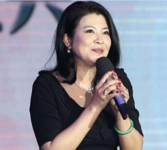 ​杭天琪经历3段感情，被外国男友骗走3千万，今54岁嫁小13岁现任