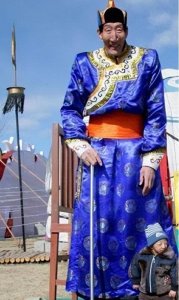 ​中国第一巨人鲍喜顺：不听医生劝告执意生子，后来儿子身高多少？