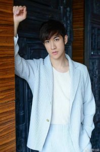 ​李治廷与疑似新女友被曝在朝阳区餐厅吃饭(组图)