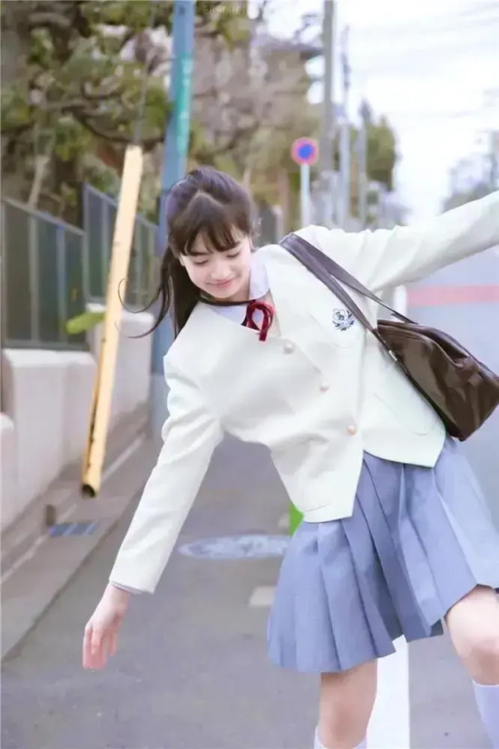 霓虹国的“男神收割机”：小松菜奈清纯女高中生图片合集