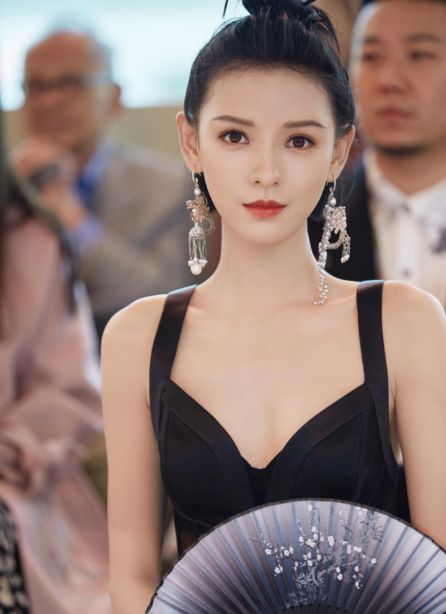 张予曦整容网红前照片 对比(张予曦整容了么) 张予曦 照片 第3张