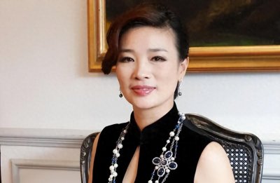 ​富婆胡洁腐败前夫入狱后嫁给周立波，现在过得怎么样？