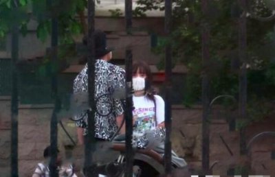 ​贾乃亮李小璐穿同款 互动频繁引发不少网友猜测