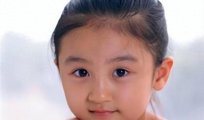 ​童星陆子艺：4岁出道，6岁被成龙抱着上春晚，14岁因长相被骂退圈