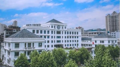 ​贵阳师生三角恋：44岁女教师老师全身而退，两个小男生都死了