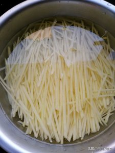 ​土豆炒多久才熟透（金黄酥脆炒土豆丝制作步骤）