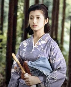 ​山口百惠：传奇偶像的光辉岁月，永远的樱花女神