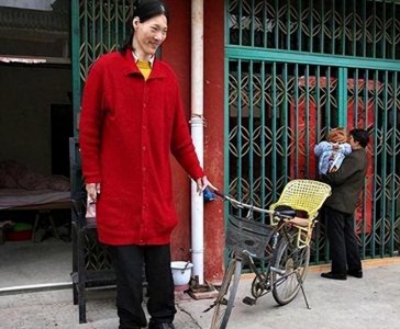 ​世界第一女巨人：身高2.36米，穿78码大鞋，一顿能吃6碗炒面