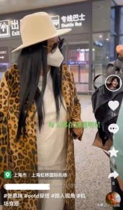 ​张惠妹罕见现身机场，身材圆润肚腩突出，近照酷似杨二车娜姆