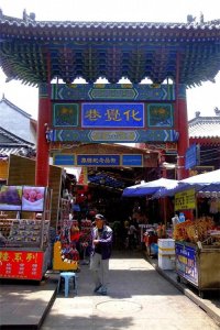 ​西安回民街是西安著名的美食文化街区，也是西安小吃的集中地。