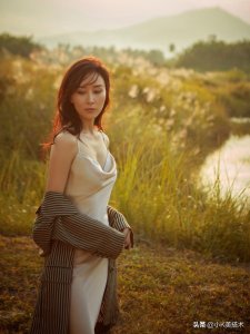 ​胡静全新写真，湿发搭配吊带裙，41岁依旧女神范