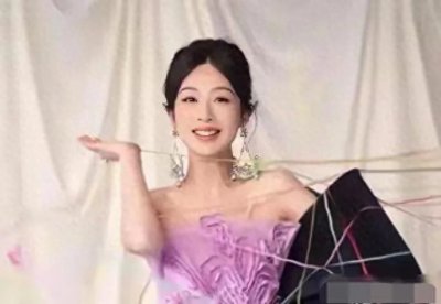 ​杨紫被曝陪睡：多位女星榜上有名，合照被曝！网友热议