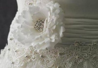 ​英国设计师花300小时设计的婚纱，人们都说好看，新娘却不敢穿