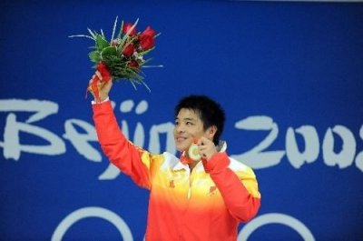 ​奥运冠军何冲，今沦为女儿奴，曾在公园荡秋千，与女儿角色反串