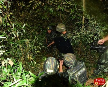 ​5米外犯罪嫌疑人开枪拒捕，徐迪果断击毙一战成名