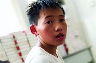 ​苦命孤儿杨六斤：父早逝母改嫁，获500万善款，如今生活怎么样？