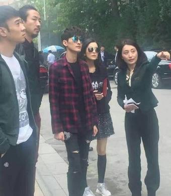 古力娜扎窦骁片场有说有笑心情大好,网友:娱乐圈的爱情不可信