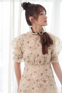 ​杨钰莹逆生长，穿蕾丝裙扎丸子头照样小清新，比年轻人还显嫩