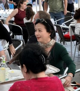 ​刘亦菲的妈妈刘晓莉：两婚两离，65岁至今单身，长得比女儿还要美