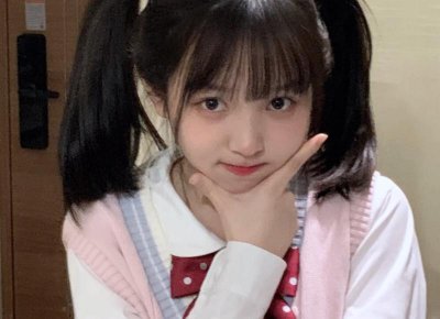 ​男子摆摊卖菜，偶遇帮助过的两位女同学，摊位旁三人饮酒叙旧