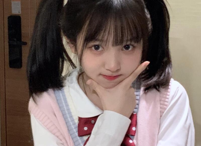 男子摆摊卖菜，偶遇帮助过的两位女同学，摊位旁三人饮酒叙旧