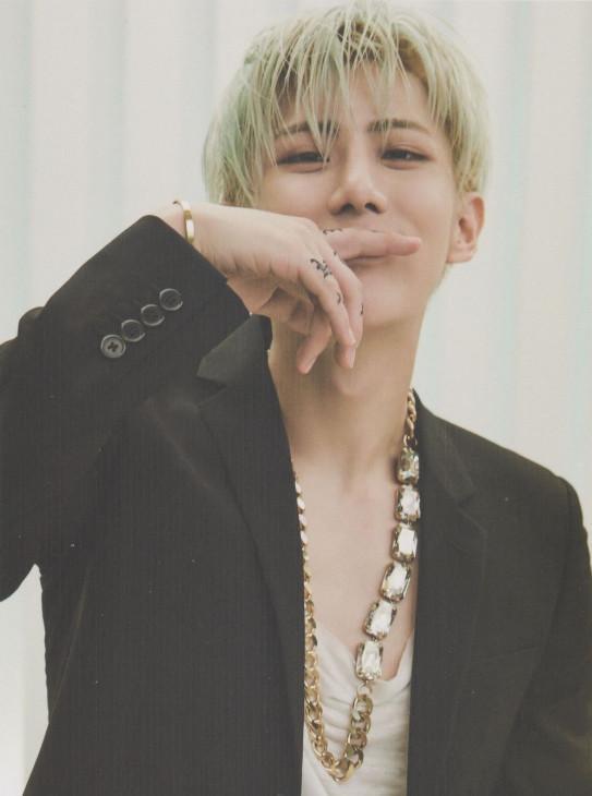 张贤胜疑似和申秀智热恋，早年曾和泫雅自舞台上热吻！