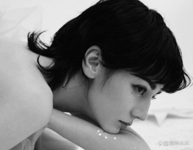 ​热巴短发造型翻车！被嘲雌雄同体，5 套高定礼服白穿了