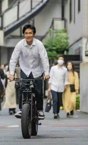 ​刘嘉玲晒梁朝伟骑车照，网友：感情让人羡慕