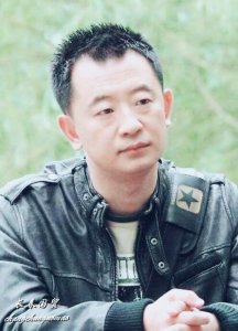 ​45岁黄海波近照曝光，久未露面衣着简朴身材发福