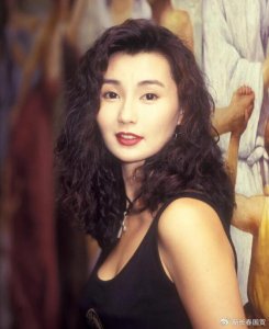 ​59岁张曼玉素颜逛街被偶遇，久未露面真实状态曝光