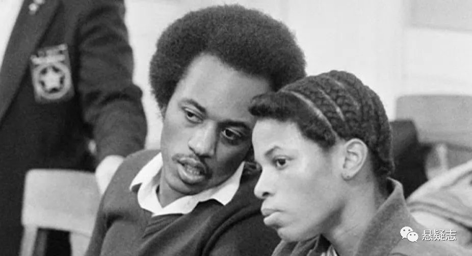 二人在法庭上攀谈