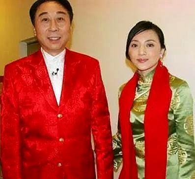 冯巩儿子照片传出，34岁和父亲长得一模一样，事业有成豪车出行