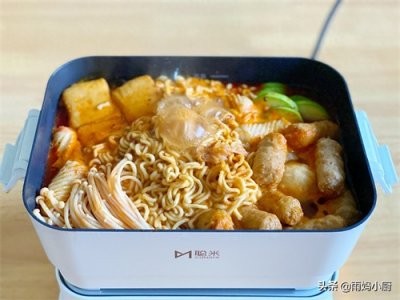 ​懒人版韩式部队火锅，做法简单一次煮一锅，麻辣爽口太满足了