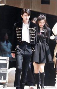 ​好友疑曝光baby与蔡徐坤一起秘密同游，两人在海上潜水同框照曝光