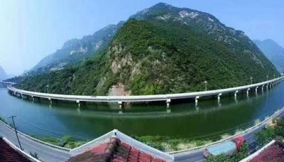 ​向坤山‖小城繁华！不亚于巴黎塞纳河畔，灯光照在昭君的脸上...