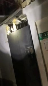 ​疼！上海一女子凌晨翻墙，小腿被钉子戳中“挂”在门上！消防上演“霸总式”救