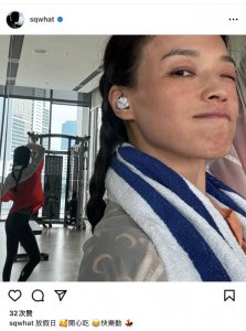 ​47岁舒淇晒素颜健身照状态超赞 对镜wink俏皮可爱