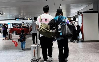 ​陈赫晒与张子萱背影合照 两人情侣穿搭挽手臂十分甜蜜