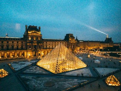 ​巴黎圣母院一共建了将近200年，为何被一场大火烧毁？谁干的？