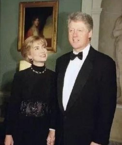 ​1992年克林顿当选总统，希拉里握着他的手一脸崇拜，俩人浓情蜜意