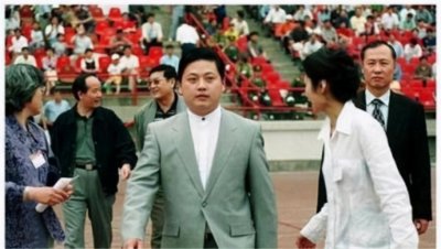 ​浙江首富王均瑶：38岁过劳致死，留下百亿资产和满腹遗憾