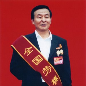 ​最惨首富：从小讨饭，失去右手，用300元手机，8000万给村民盖房